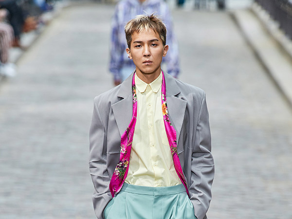 Gaya Chic Mino WINNER Debut Jadi Model Fashion Show Koleksi Musim Semi Louis Vuitton