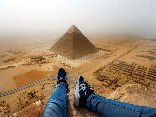 Nekat! Turis Jerman Ini Secara Ilegal Panjat Piramida Giza di Mesir