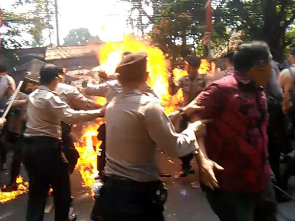 Polisi yang Terbakar Ketika Amankan Demo Cianjur Meninggal Dunia