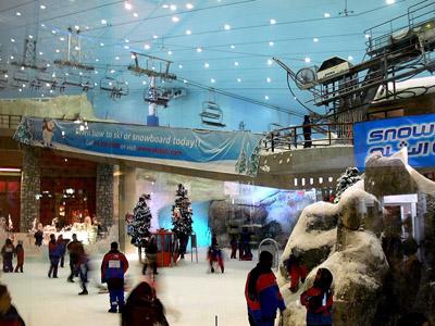 Bermain Bersama Penguin di Resort Ski Indoor Pertama di Timur Tengah