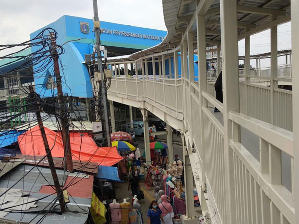 Mencoba Skybridge Baru Tanah Abang yang Berbeda Pemandangan Antara 'Atas dan Bawah'