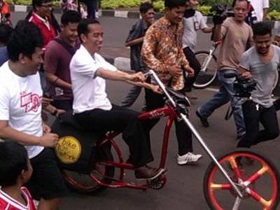 Jokowi Naik Sepeda Low Rider, Bunderan HI Heboh