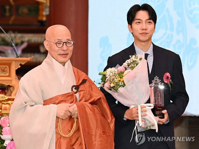 Lee Seung Gi Raih Penghargaan Buddha atas Dedikasinya di Film 'Big Family'