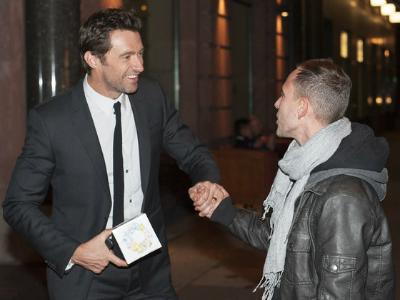 Wow! Seorang Paparazzi Belikan Anak Hugh Jackman Mainan