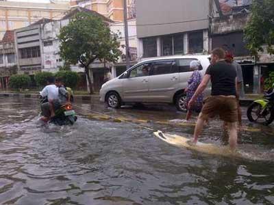 Kebanjiran, Bule Malah Bergembira Berselancar