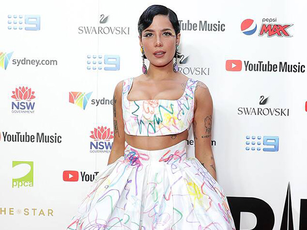 Halsey Tuding Grammy Terima Suap