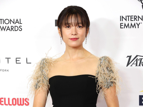 Han Hyo Joo Tampil Elegan Sebagai Presenter di International Emmy Awards