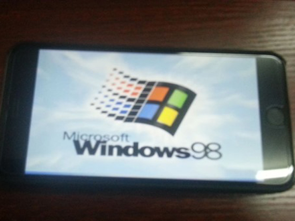 Wow, iPhone 6 Plus Bisa Digunakan dengan Sistem Operasi Windows 98!