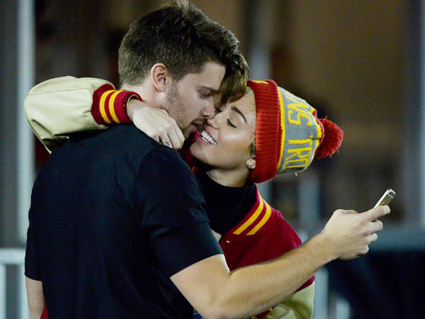 Miley Cyrus Rayakan Pesta Ulang Tahun ‘Gila’ Bareng Pacar Baru, Patrick Schwarzenegger