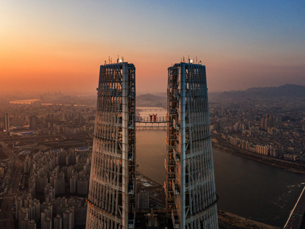 Ekstrim nan Indahnya Menikmati Sunset di Sky Bridge Seoul