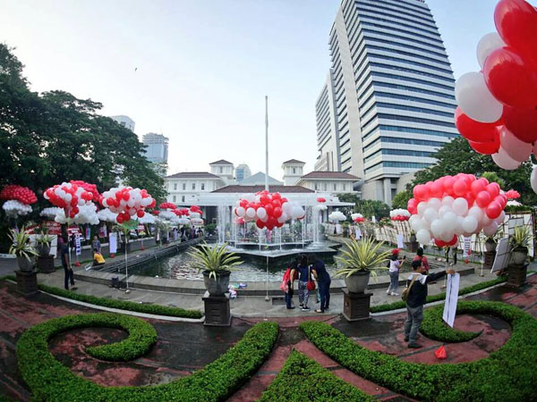 Balai Kota Dihiasi Ribuan Balon, Ahok: Mohon Jangan Diletuskan karena Bukan Balon Hijau