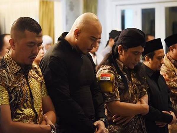 Baru Mualaf, Gerakan Sholat Deddy Corbuzier Tuai Kritikan