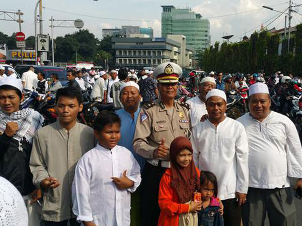 Tunjukkan Aksi Damai, Sebagian Demonstran dan Polisi Terlihat Berfoto Bersama