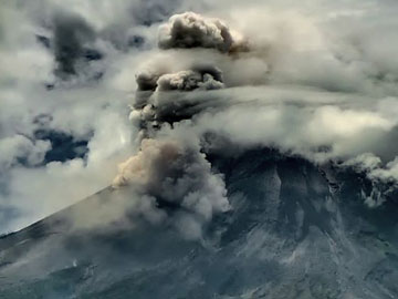 Viral video Gunung Merapi Semburkan Awan Panas Guguran, Apa Kata BPPTKG?