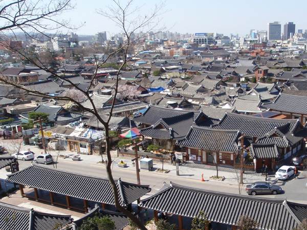 Mengintip Pemandangan Indah di Desa Hanok dengan Rumah Tradisional Korea