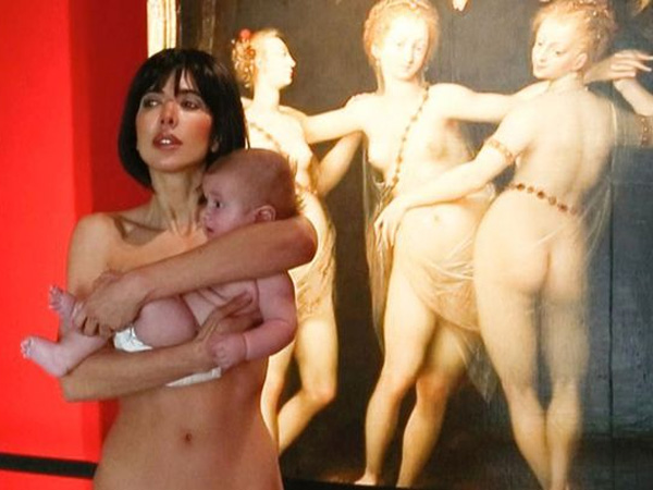 Demi Seni, Seniman Wanita Ini Berkeliling Museum Tanpa Busana Sambil Gendong Bayi!