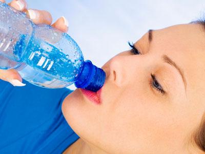 Pentingnya Minum Air Putih Dalam Jumlah Cukup Saat Sahur