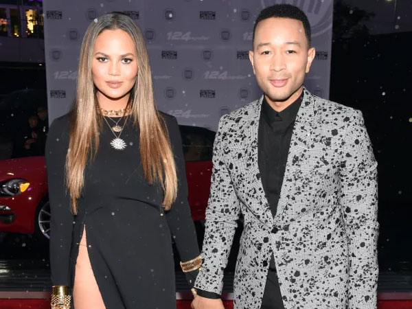 Pamer Area Intim di AMA 2016, Istri John Legend Minta Maaf