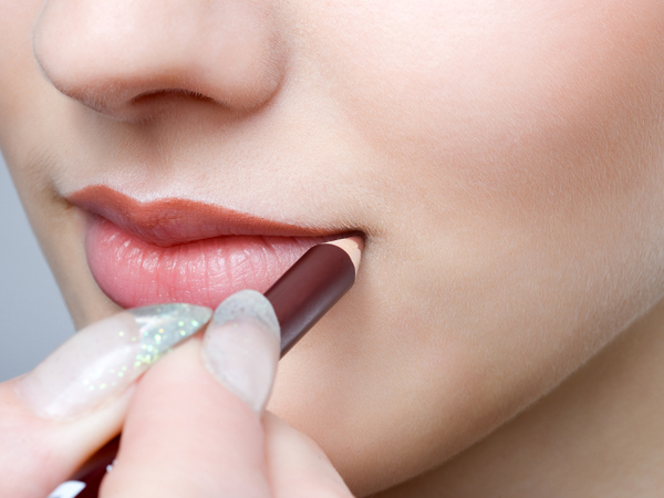 Tanpa Suntik, Buat Bibir Lebih Penuh dengan Trik Makeup Ini
