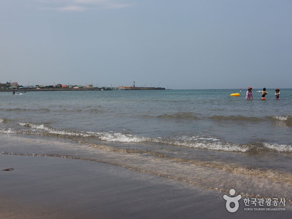 'Mengubur Diri' di Pantai Pasir Hitam Samyang yang Banyak Manfaat