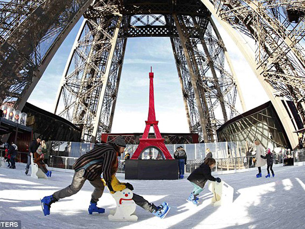 Yuk, Intip Keseruan Bermain Ski Es di Menara Eiffel!