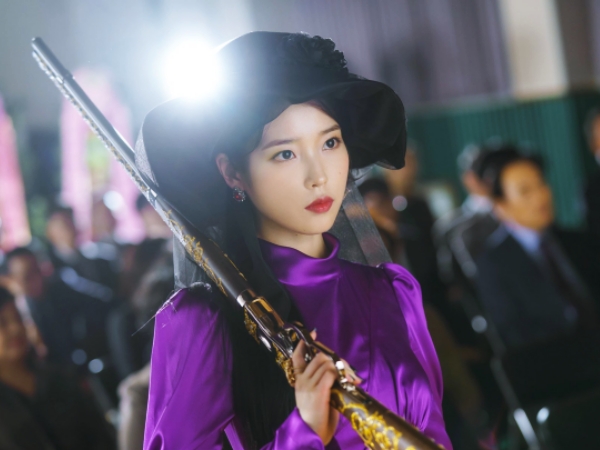 Bedah Tuntas Fashion Glamour IU Dalam Drama 'Hotel Del Luna'