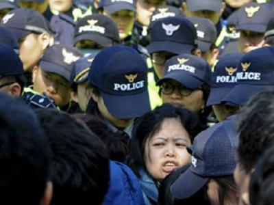 Korban Tewas Sudah Capai 49 Orang, Orangtua Siswa Korban Kapal Sewol Ngamuk