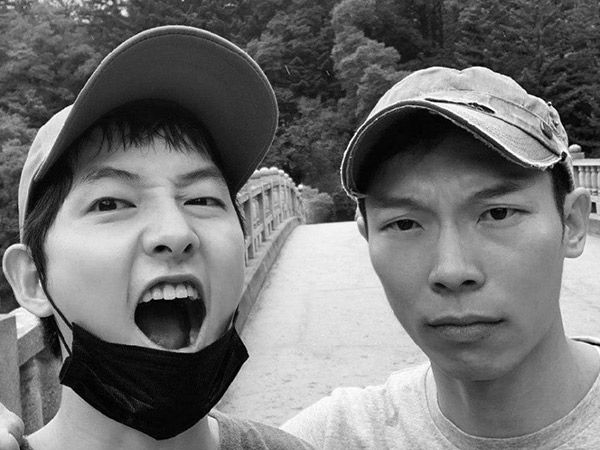 Song Joong Ki Unjuk Pertemanan Sehat dengan Yang Kyung Won