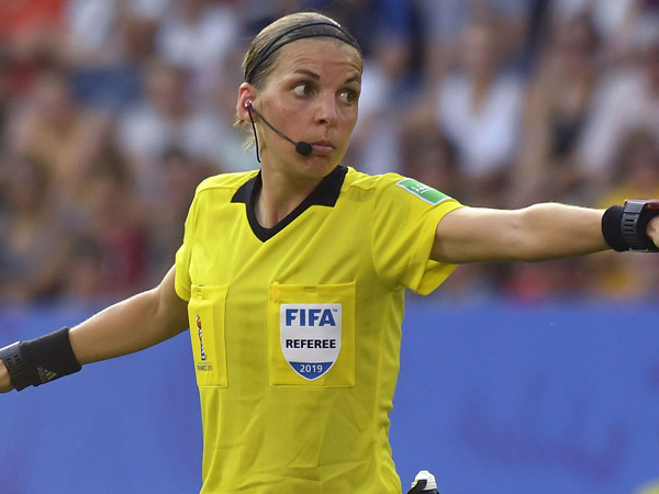 Stephanie Frappart Jadi Wasit Wanita Pertama di Liga Champions