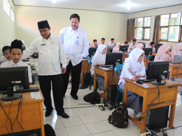 Siswi SMK Anak Satpam Raih Nilai UN Bahasa Inggris Tertinggi se-Jabar