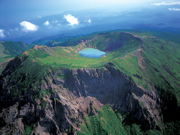 Mau Wisata ke Pulau Jeju? Jangan Lupa Kunjungi Lorong Gua Cantik Ini!