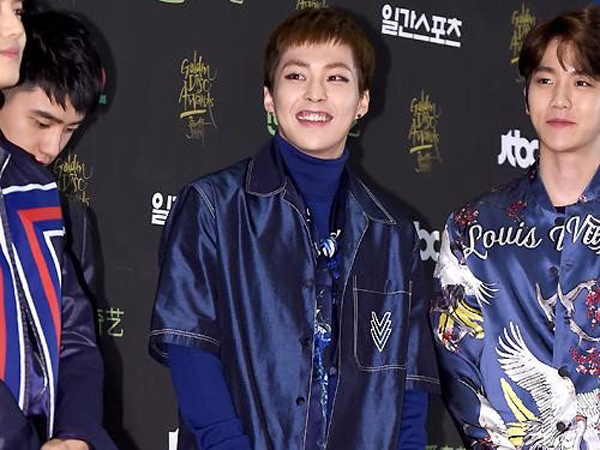 Cedera Lutut Saat Main Bola, Xiumin Tetap Hadir di Golden Disk Awards