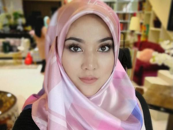 Mahir Bahasa Asing dan Cover Lagu K-Pop, Hijabers Cantik Ini Jadi Viral!
