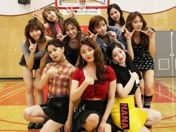 TWICE Jadi Artis Korea Pertama yang Berhasil Raih Triple Crown di Program Musik 'Inkigayo'