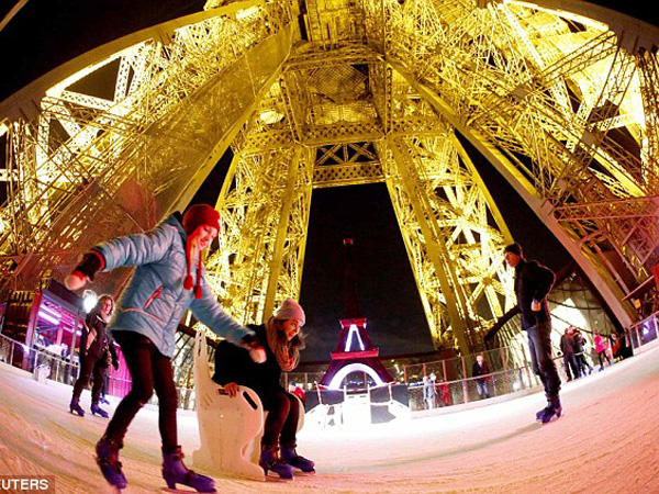 Yuk, Intip Keseruan Bermain Ski Es di Puncak Menara Eiffel!