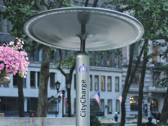 Wow, Taman Outdoor di New York Buat Inovasi Keren Isi Ulang Baterai Gadget!