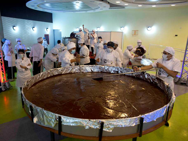 Dengan Berat 650 Kilogram, Cokelat Koin Raksasa Ini Pecahkan Rekor Dunia