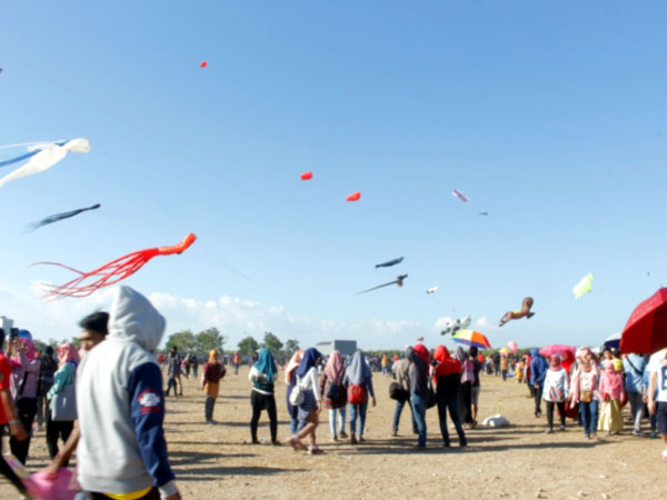 Intip Serunya 'Surabaya International Kite Festival' yang Diikuti oleh 11 Negara Yuk