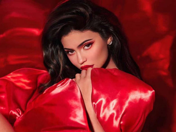 Unik, Kylie Jenner Jual Kosmetik Lewat Vending Machine