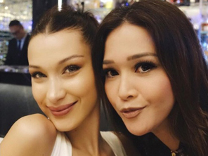 Momen Maia Estianty 'Hangout' Akrab dengan Bella Hadid Hingga Makan Nasi Beralas Daun!