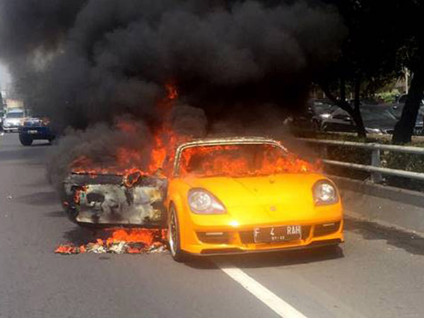 Mobil Sport Mewah Hangus Terbakar di Tol Dalam Kota Slipi