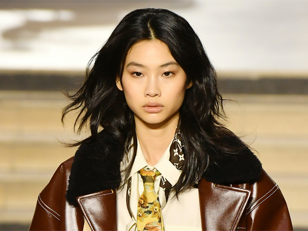 Penampilan Jung Ho Yeon Buka Runway Louis Vuitton di Paris Fashion Week 2022