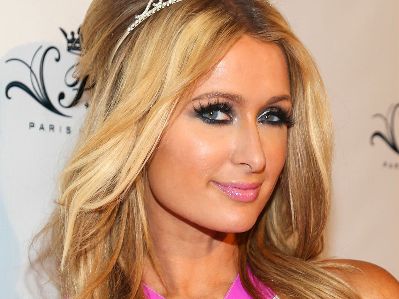 Terlalu Ramping, Foto Paris Hilton Ternyata Hasil Editan?