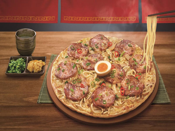 Sudah Pernah Coba Pizza dengan Topping Ramen?