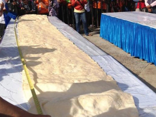 Berukuran Raksasa, Kerupuk Ini Berhasil Pecahkan Rekor MURI!