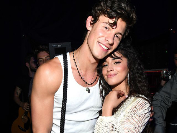 Hindari Paparazzi, Shawn Mendes dan Camila Cabello Pakai Topeng Seram!