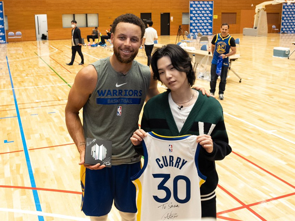 Golden State Warriors Bagikan Momen Pertemuan Suga BTS dengan Stephen Curry