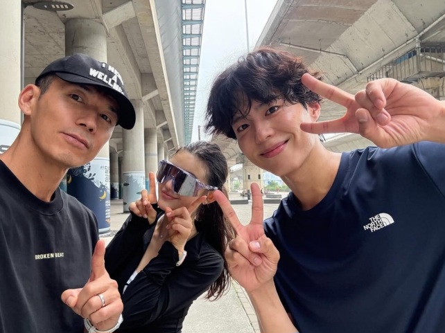 Sean Bagikan Momen Latihan Lari Maraton Bareng Park Bo Gum dan Danielle NewJeans
