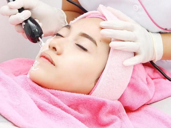 Duh, Ternyata Perawatan Facial Dapat Sebabkan Efek Negatif Pada Wajah!