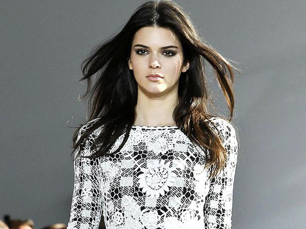 Kendall Jenner Debut di Runway New York Fashion Week S/S 2015!